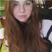 Psicopedagoga acompaña a niños en su proceso de aprendizaje con atención personalizada